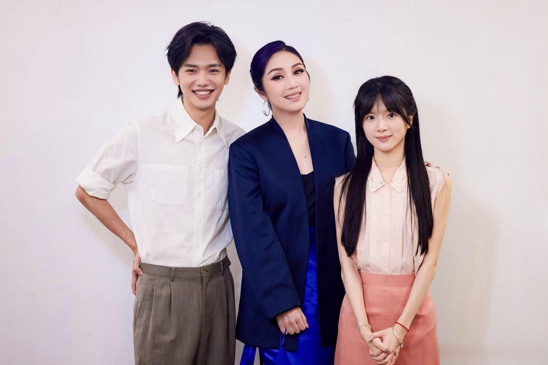 杨千嬅李思潼王彦桐同台合唱 微博电影之夜最戳心舞台来了，听的人眼泪汪汪🥺 杨千