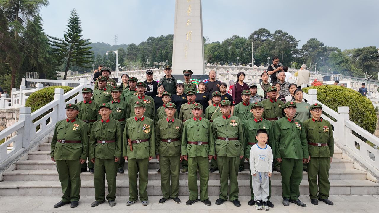 清明祭英魂，薪火相传照后人！
4月5日上午麻栗坡县老山爱心志愿者、烈士家人及驻麻