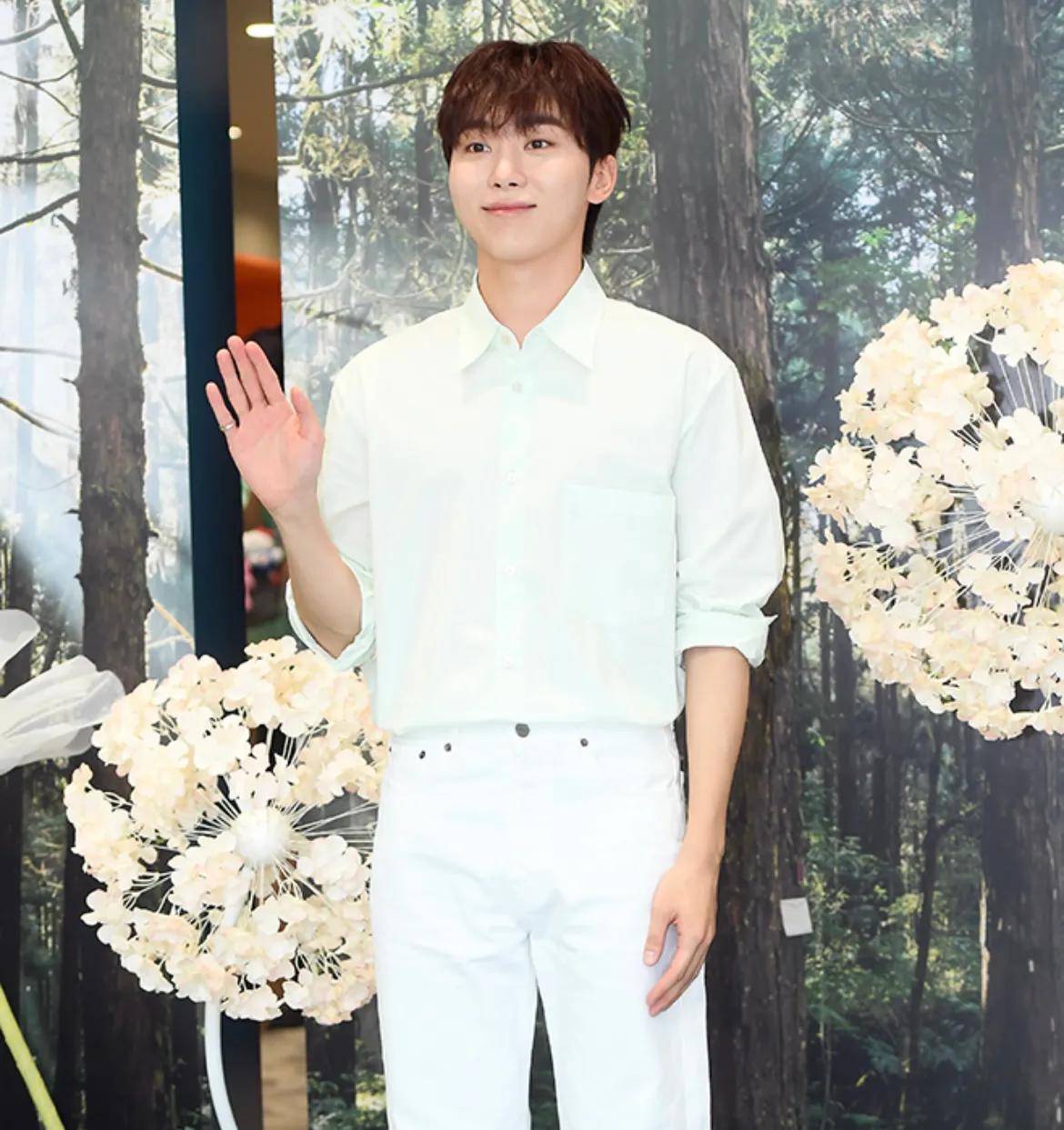 SEVENTEEN胜寛戳脸＋脸颊Heart，展现可爱的夏日清爽魅力！



26