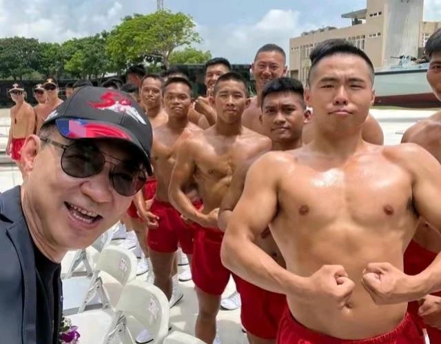 这位自拍者很面熟啊，你能猜出他是谁吗？
     拍摄地点及对象：台湾，海军陆战