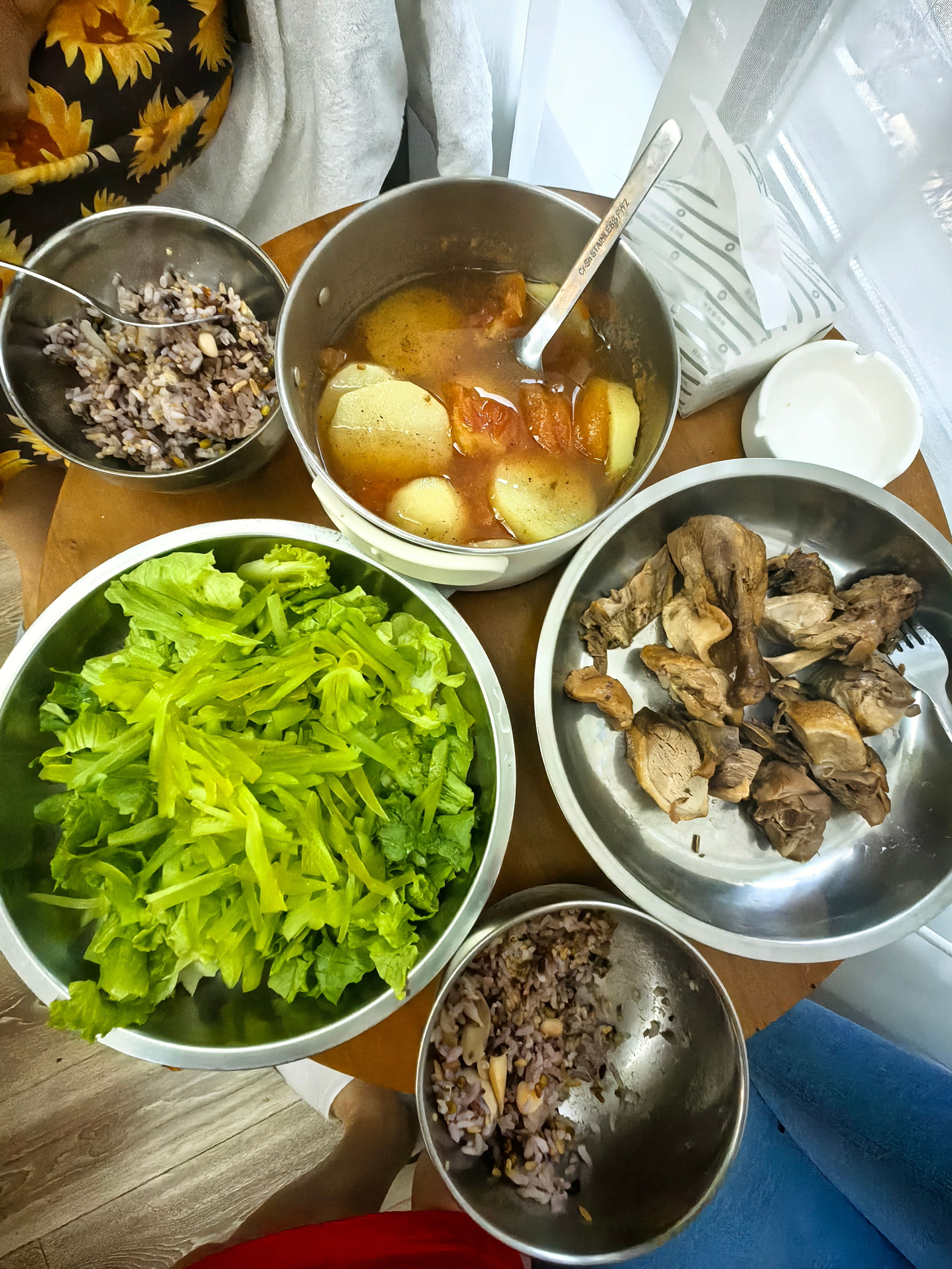 晚餐一荤一素一汤，一荤是午餐打包带回来的熊鸭子，配蔬菜沙拉和番茄土豆汤，咸淡中和