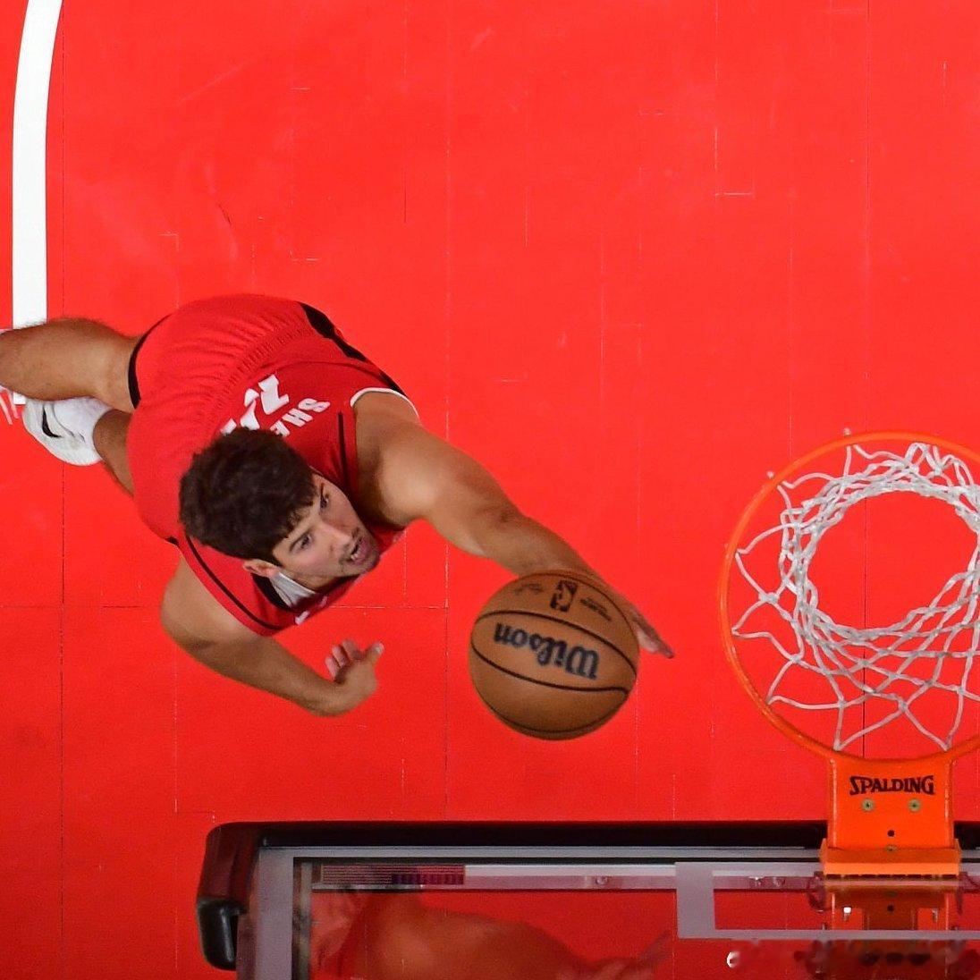 当小谢拥有足够球权时，他总能打出非常出色的表现今日出战29分钟拿到29分6篮板6