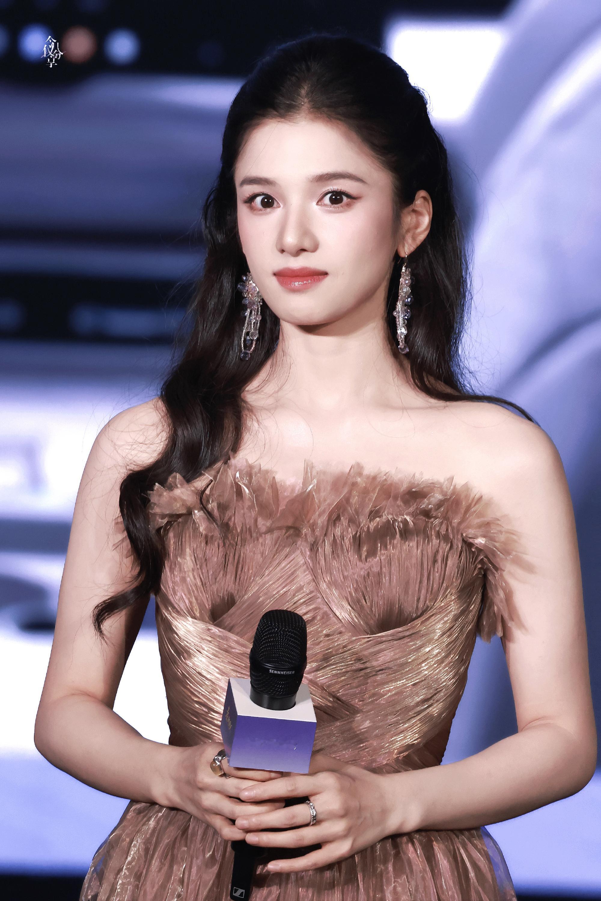 张婧仪张婧仪zjy张婧仪野狗骨头 你是被光偏爱的，你的名字燃起我永恒的春季