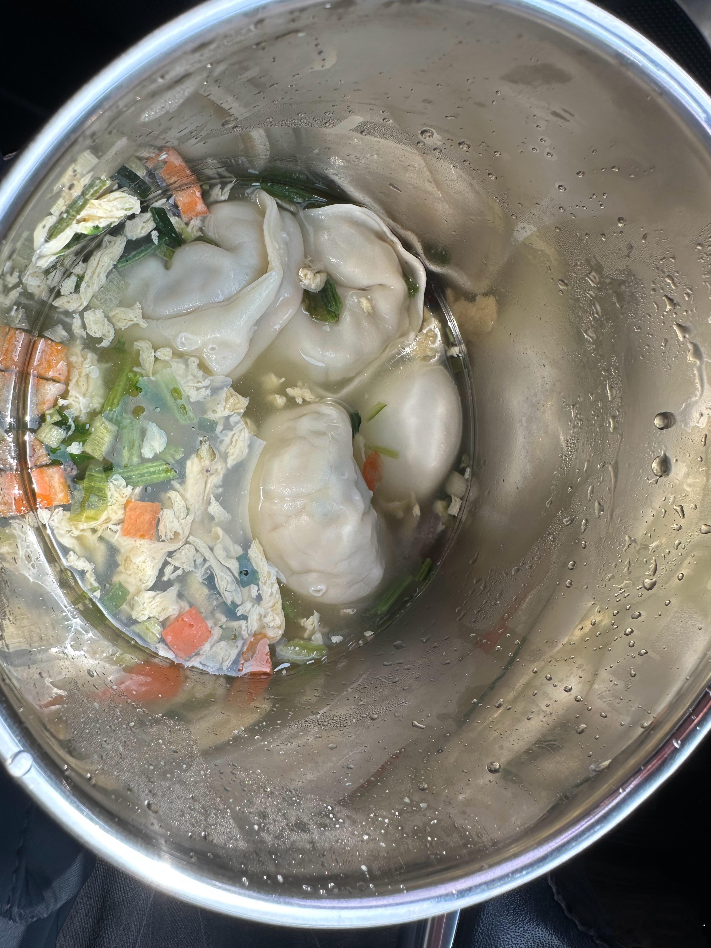 野钓点大多地处荒郊野外，前不着村后不着店，中午吃饭便成了问题。以前带过干粮、自热