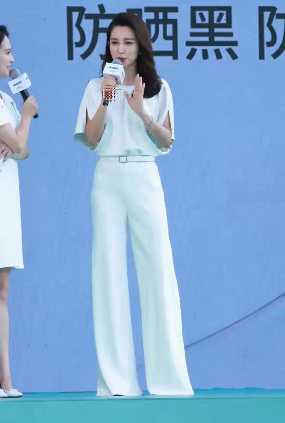 大美女李冰冰又出镜了。一身白色打扮，白的发光。犹其实身材太美了，头部和胸部下面全
