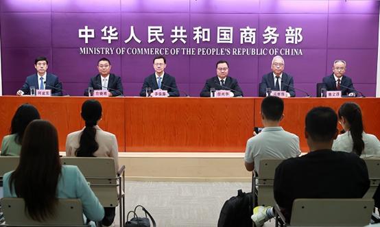 毫无底线！英国带头撕契约强抢中企资产，荷印澳巴也跟着起哄？这明摆着是抢钱啊！中国