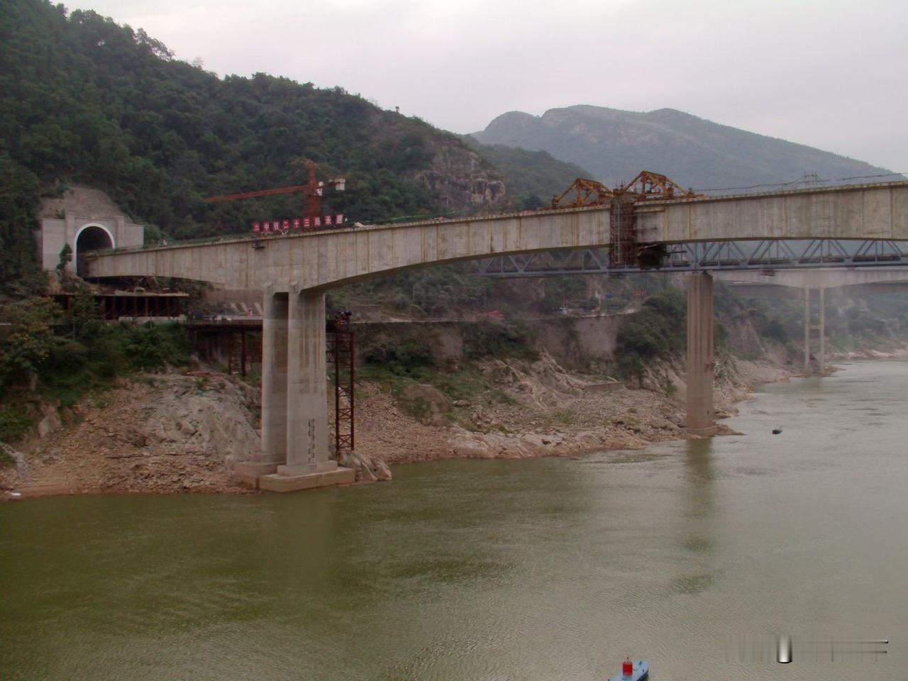 在山区的铁路桥梁与隧道相连是比较常见的景象，甚至还有桥梁伸入隧道一点的情况。这是