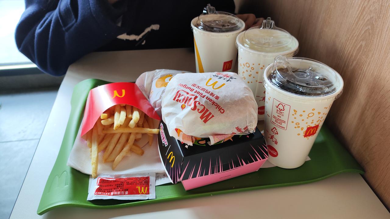 中午带孩子出来吃麦当劳，3个汉堡，3杯可乐，一个薯条，花了53元……

女儿昨天