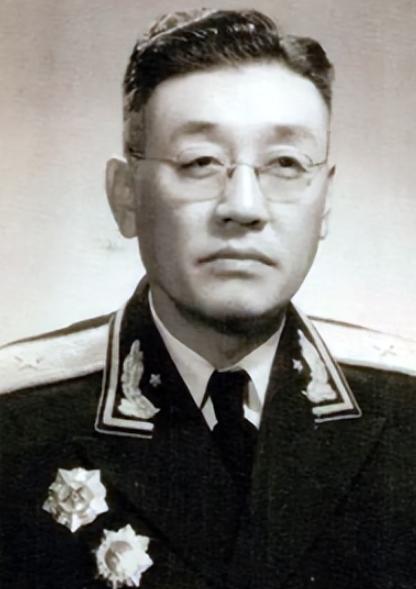 1955年授衔仪式结束后，仅获评少将军衔的贺晋年，遇到了刚跟老领导敬礼、寒暄完毕