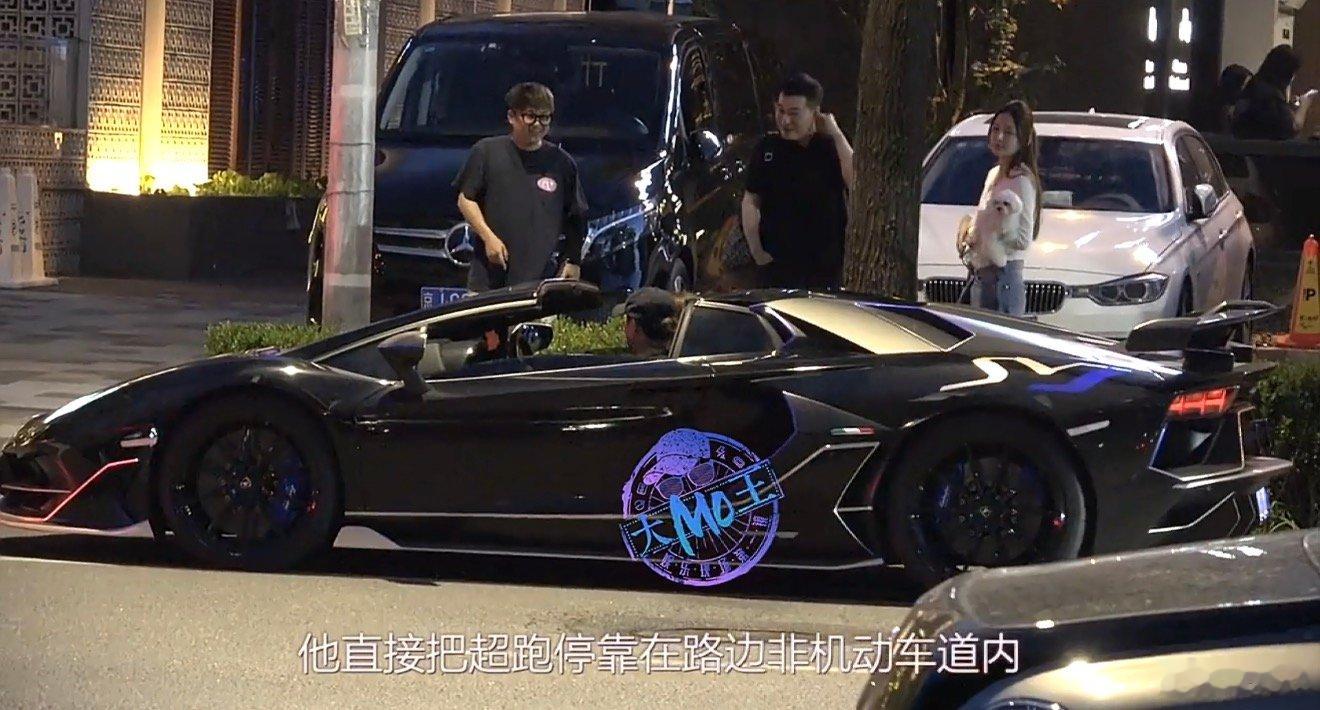 曝黄子韬路边违停曝黄子韬开车违停 曝黄子韬路边违停，怎么看 