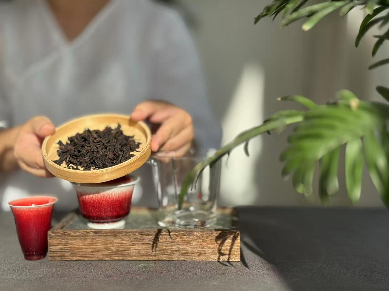 如何分辨存放的岩茶有没有变质？
记住5个点。
①看干茶的颜色。
品质正常的岩茶，