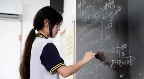 江苏，一名中专女生自学高数，拿下全球数学竞赛第12名，是喜事，也是一个悲哀！

