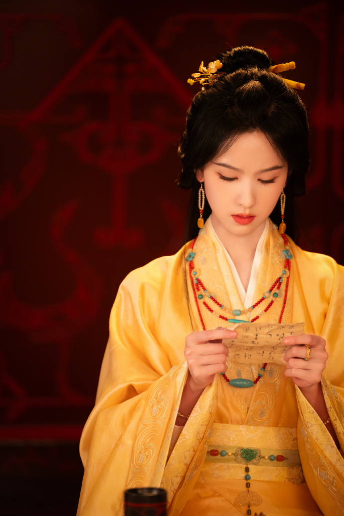 陈都灵 提问：演绎完这个历经风雨、逆风成长的角色后，楚朝对陈都灵影响最深的是什么