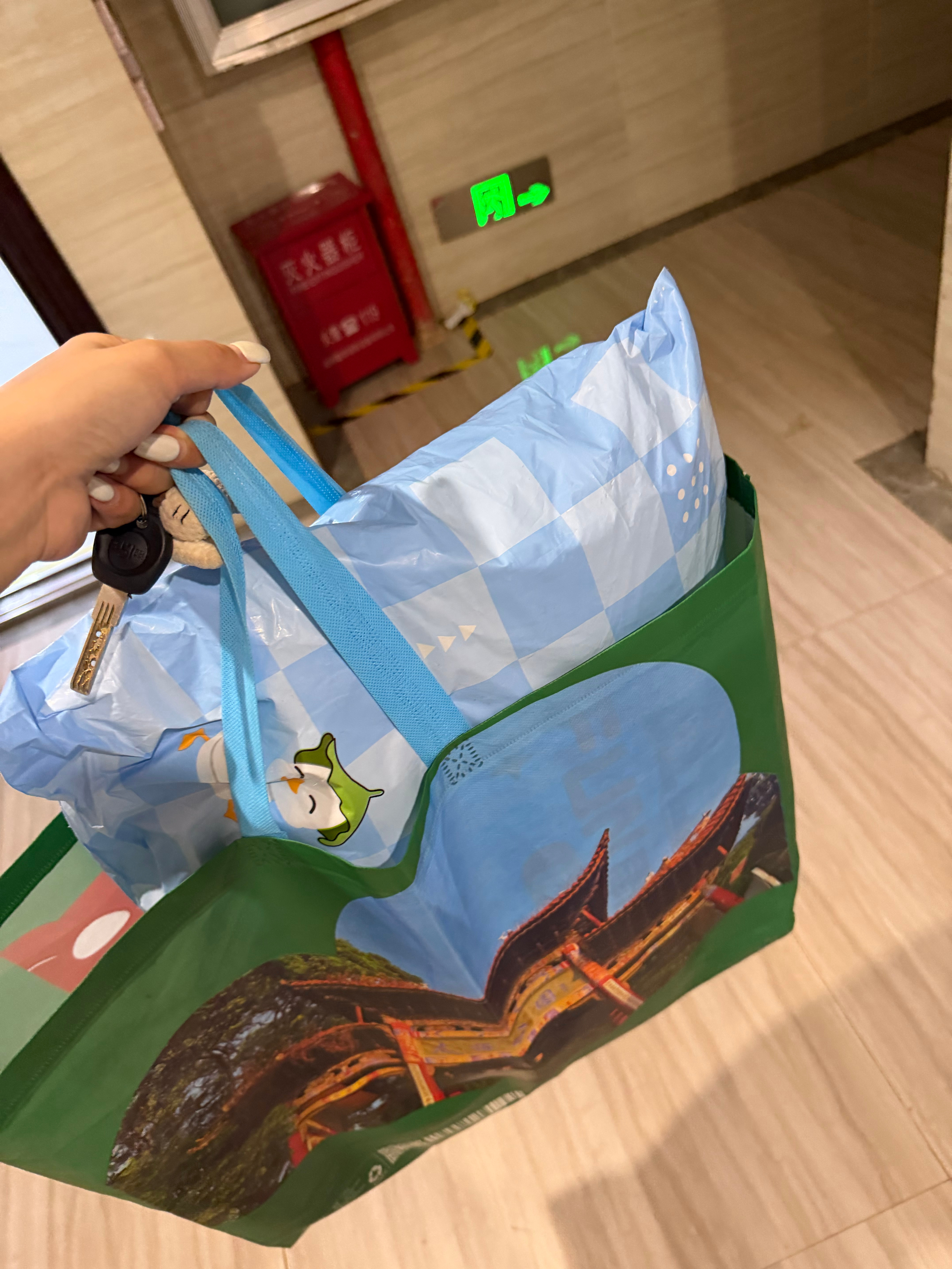 还好小区的快递站很晚才关门突然从睡梦中惊想起来给卓哥买的羽绒服到了还没取火速从床