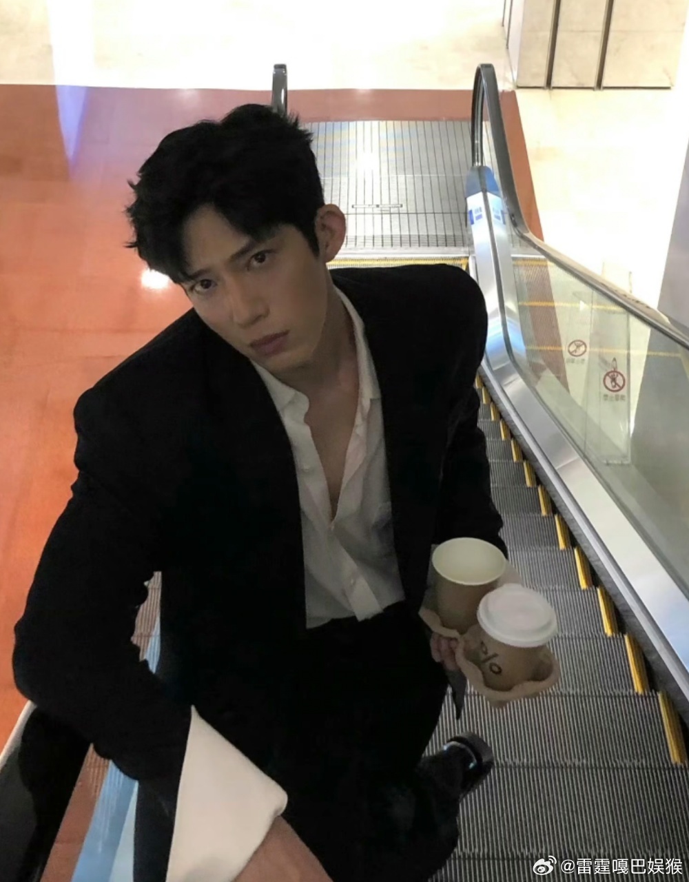 栾念咬肩膀暗爽 栾念越克制越动人，暗爽的小心思全藏在细微的神态变化里。早春晴朗 