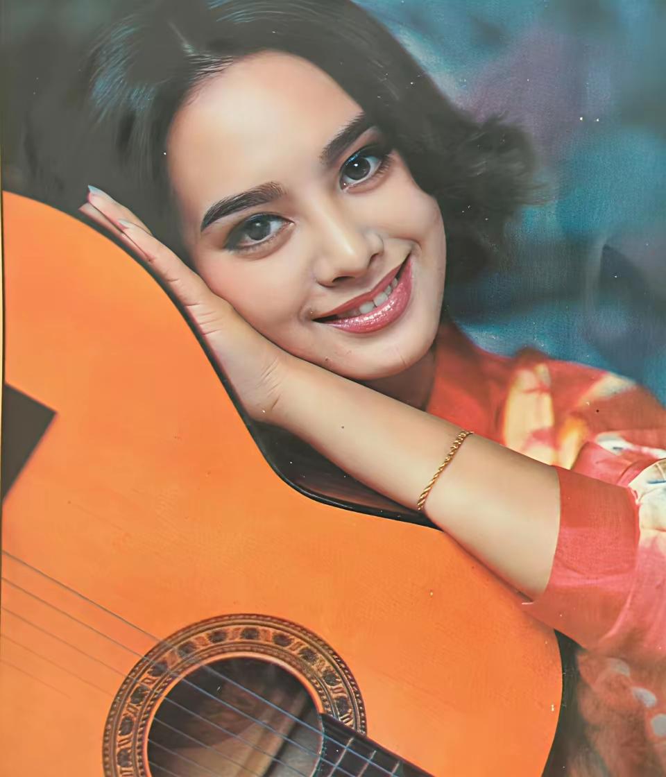 年轻时的宁静，不施美颜也无滤镜
果真是天生丽质，怪不得能成为大明星。那浓眉大眼，