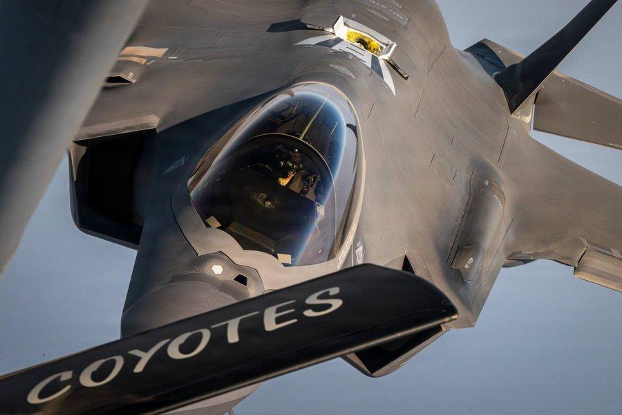 美军 F-35A 中东上空空中加油，常态化部署随时待命
美国中央司令部发布现场画