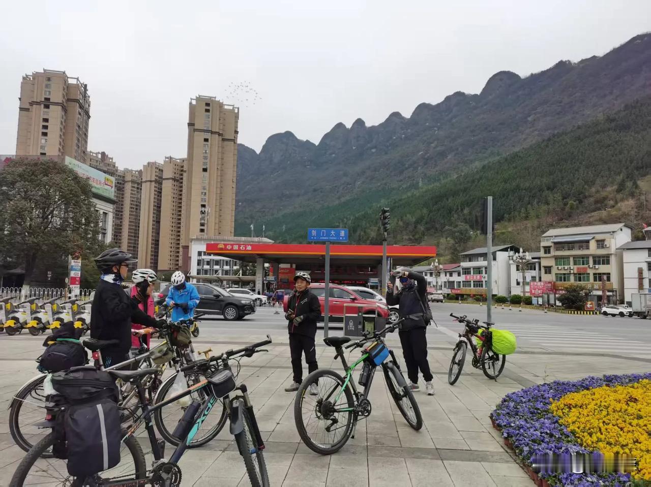 记录在四川骑自行车旅行的第三天。
      三月十七日，四川剑门关天气晴好。早