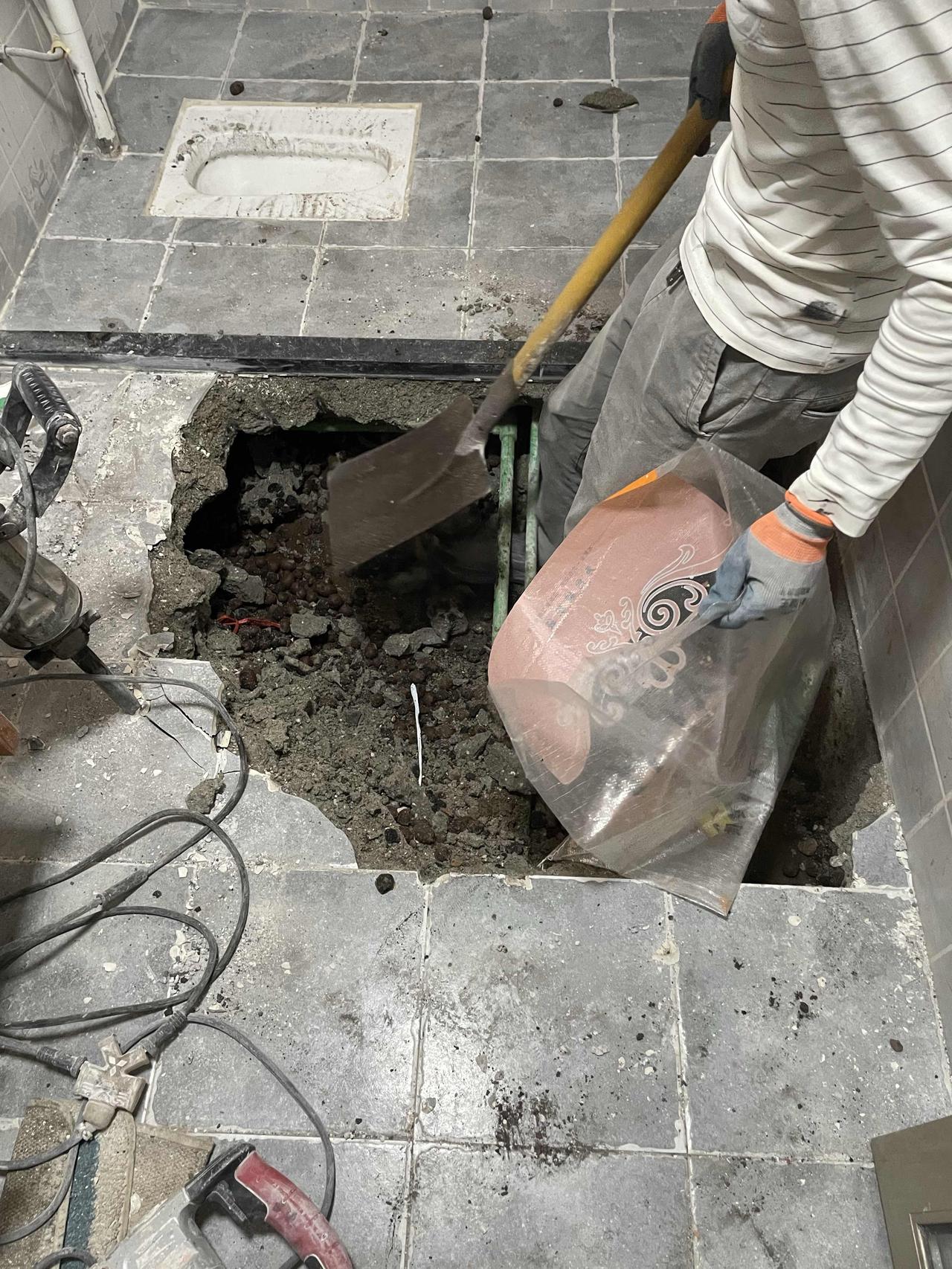 卫生间漏水渗水到楼下，水管排水管没漏，挖了卫生间从新刷防水回填卫生间卫生间楼漏水