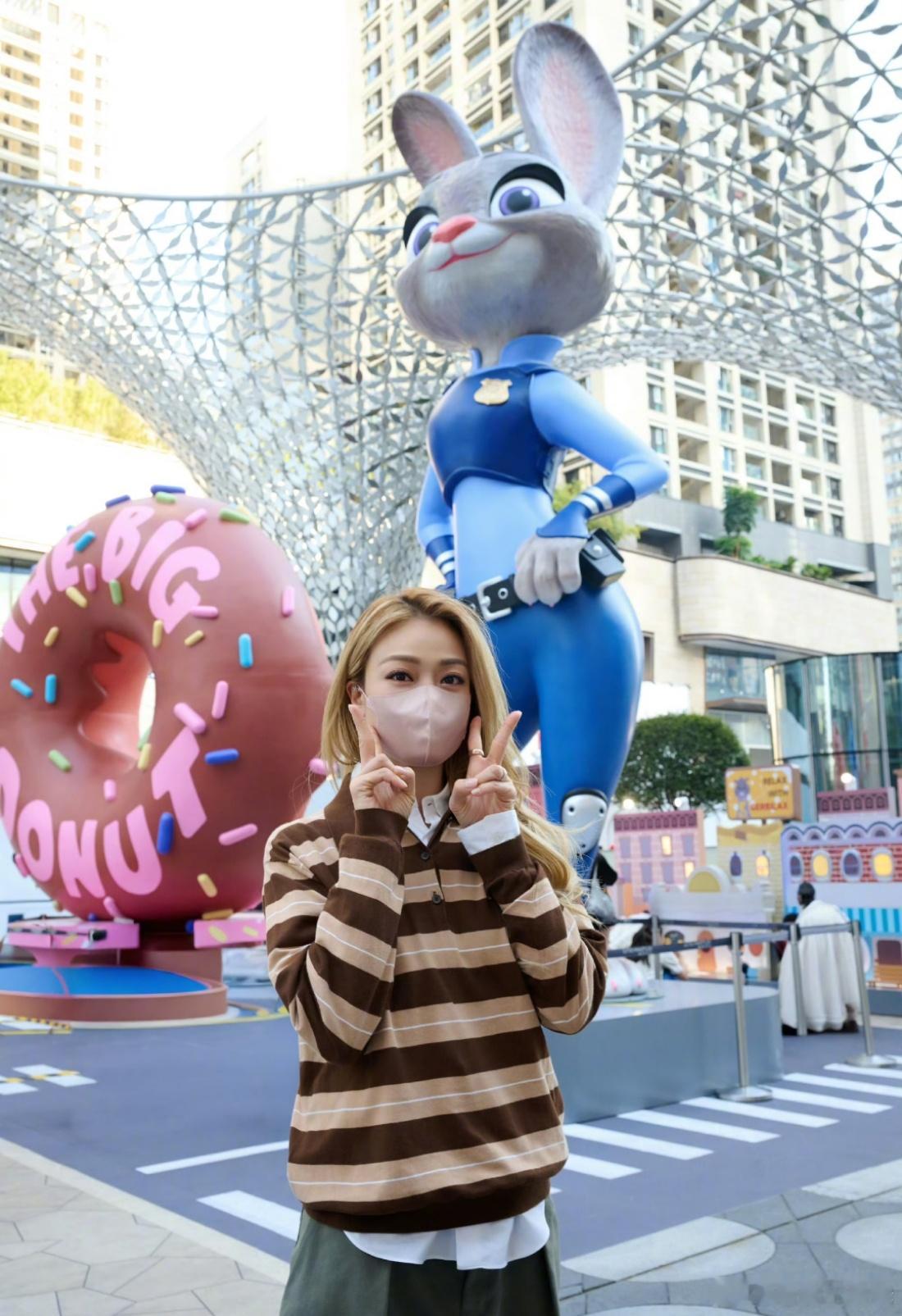 谁的青春里没有容祖儿啊 容祖儿的音乐之所以能打动这么多人，是因为她总能唱出那些我