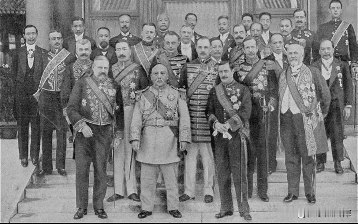 1913年10月10日，中华民国第一任正式大总统袁世凯在北京总统府（今中南海新华