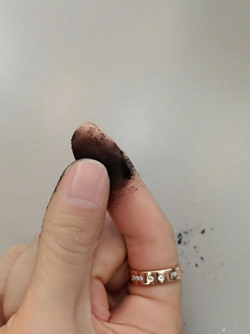 杨紫手指甲黑的原因找到了破案啦！杨紫指甲发黑不是脏，是直播跟韩东君搓烟炱蹭的！为