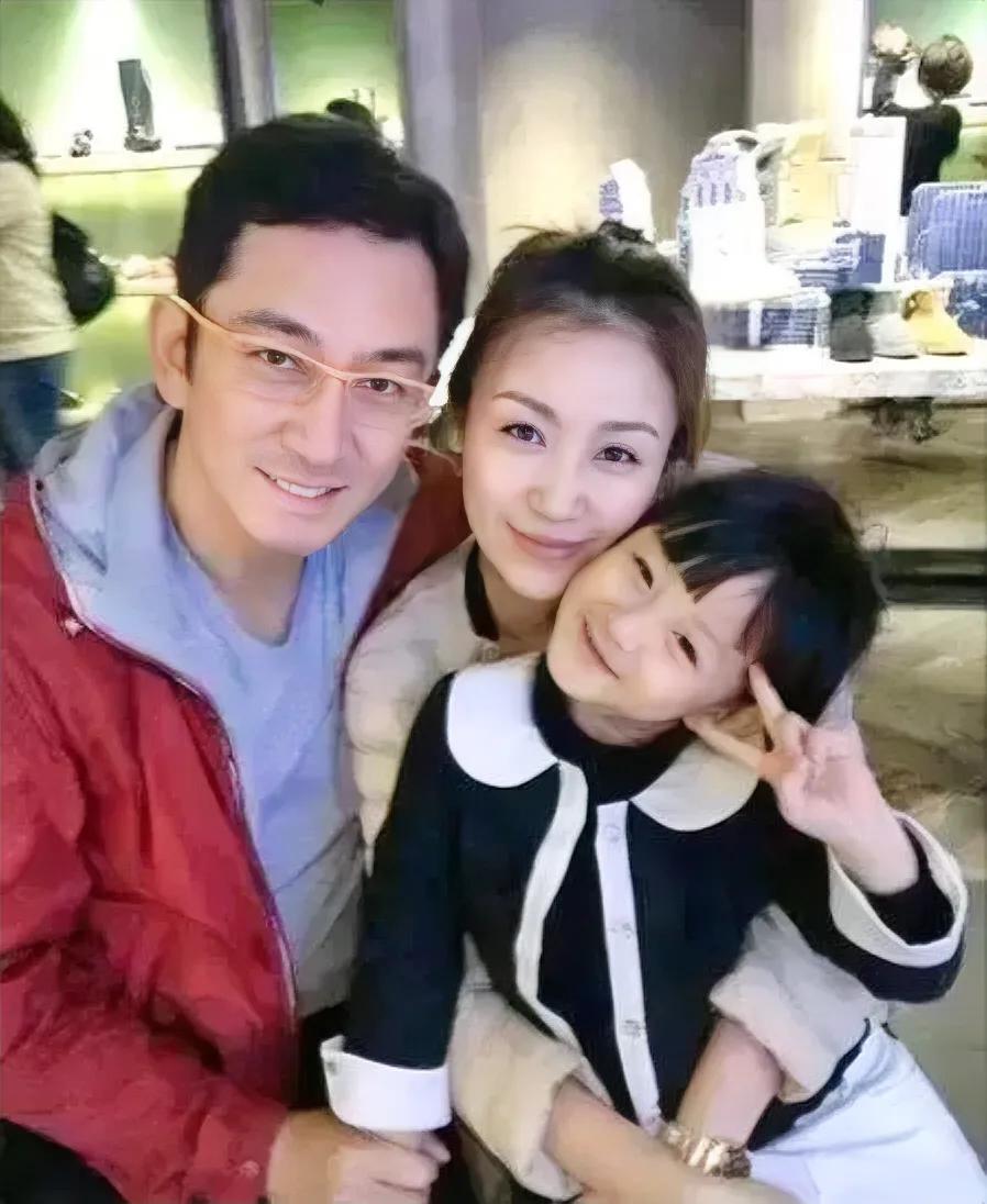 当年，43岁的吴启华豪掷650万迎娶了22岁的娇妻石洋子，7年的婚姻生活，石洋子