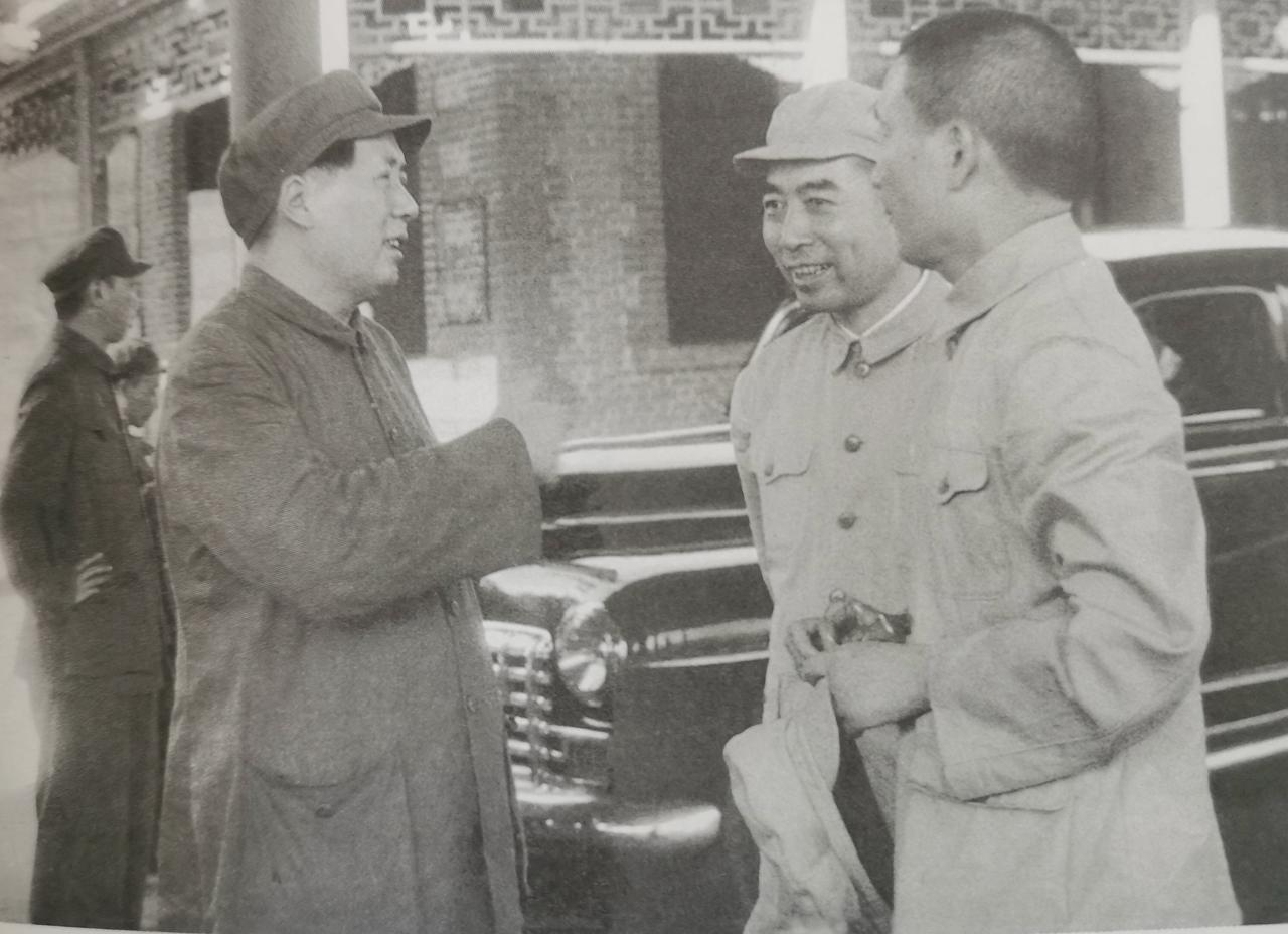 1949年国共和谈破裂后，国民党代表张治中坚持要回南京复命。周恩来恳切挽留，说道