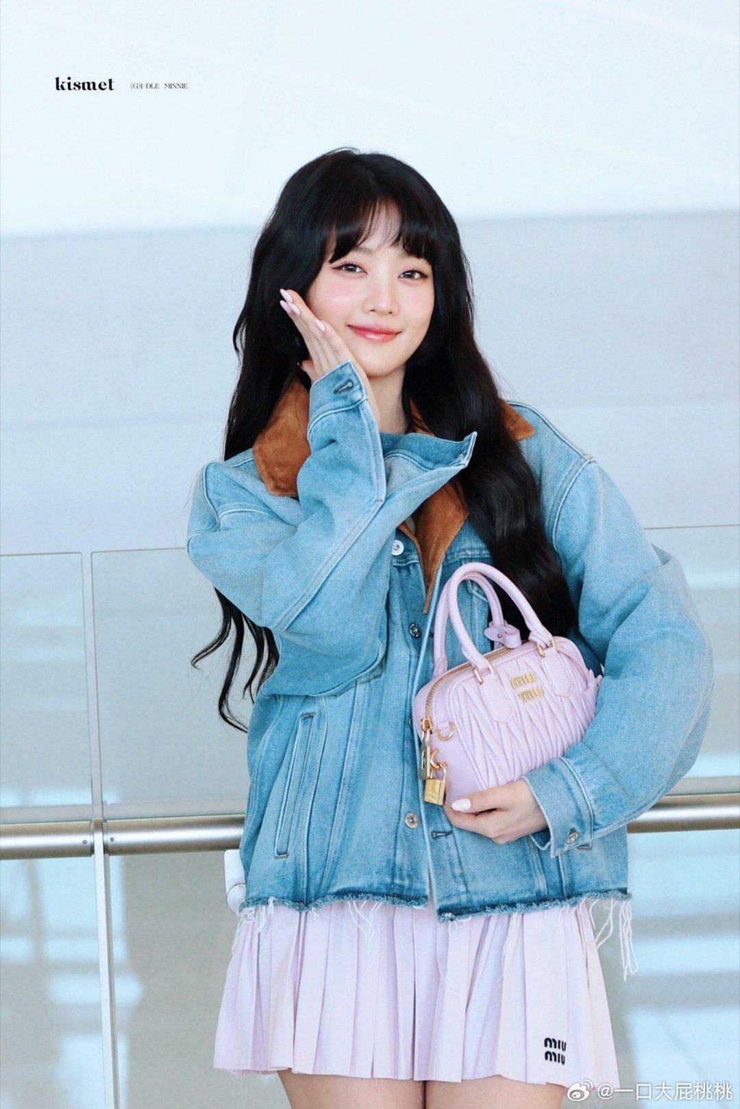 Minnie今天出发上海参加miumiu活动，牛仔外套混搭粉色百褶裙，手拎粉色 