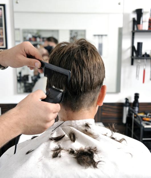 干发型师第五年，前两年真的快熬不下去了，每天守着十几平米的小店，从早坐到晚，有时