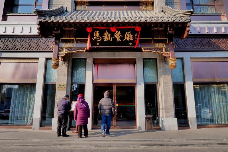 北京冬天的三餐，那叫一个有滋有味！
早餐来份酱肉烧饼配热豆浆，夹肉选带点肥的肘子