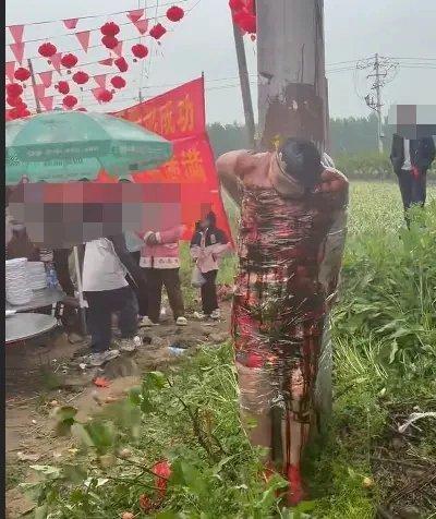 这位新郎无论如何也没想到，曾经闹别人有多凶狠，现在的自己就有多狼狈。

5月2日