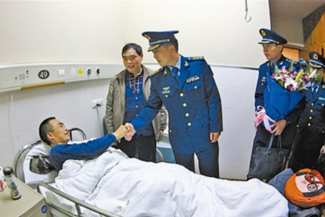 1988年，一名飞行员坠入深山，被好心的农民相救，27年后，农民的妻子打来电话：