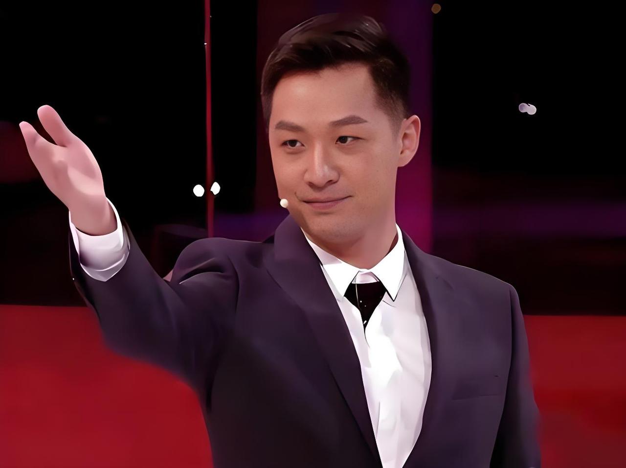 舒冬的人生，像一杯温润的茶，不张扬，却回味悠长。

他是地道的北京人，也是央视荧