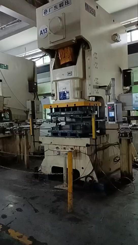 现代工业的震撼力，也需要保护好员工…

走进工厂，看到巨大的机械臂有条不紊地运作