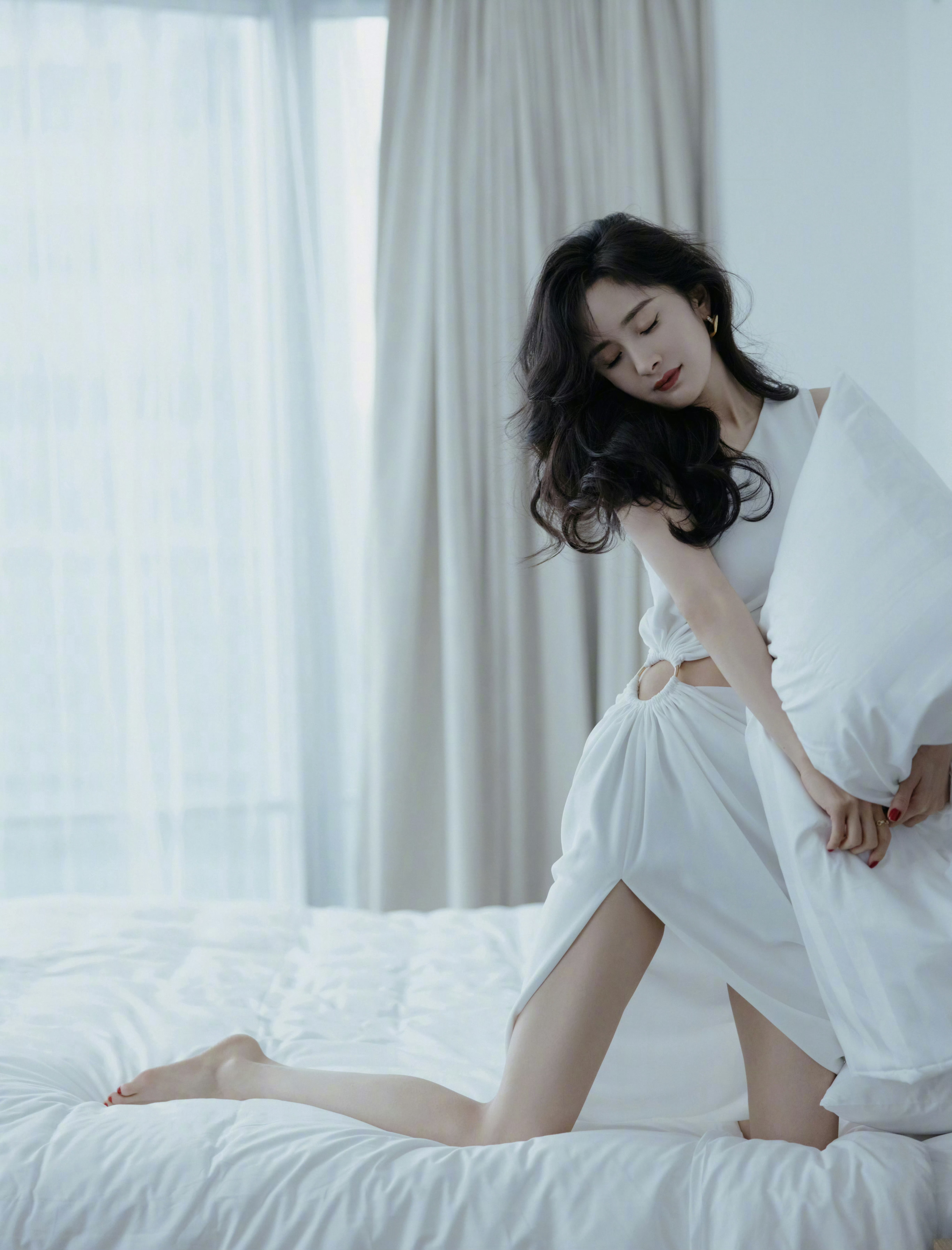 杨幂 NicoleFeliciaCouture，肩露腰开叉白裙 