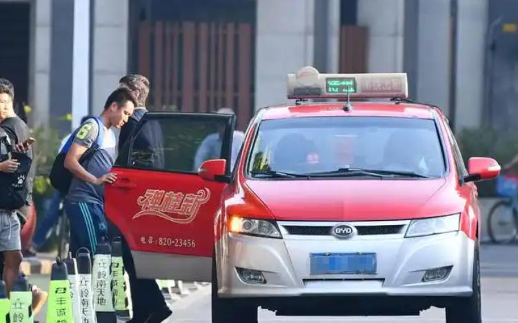 为什么人们现在宁愿等网约车，也不坐出租车？说白了，因为现在的出租车，已经彻底活成