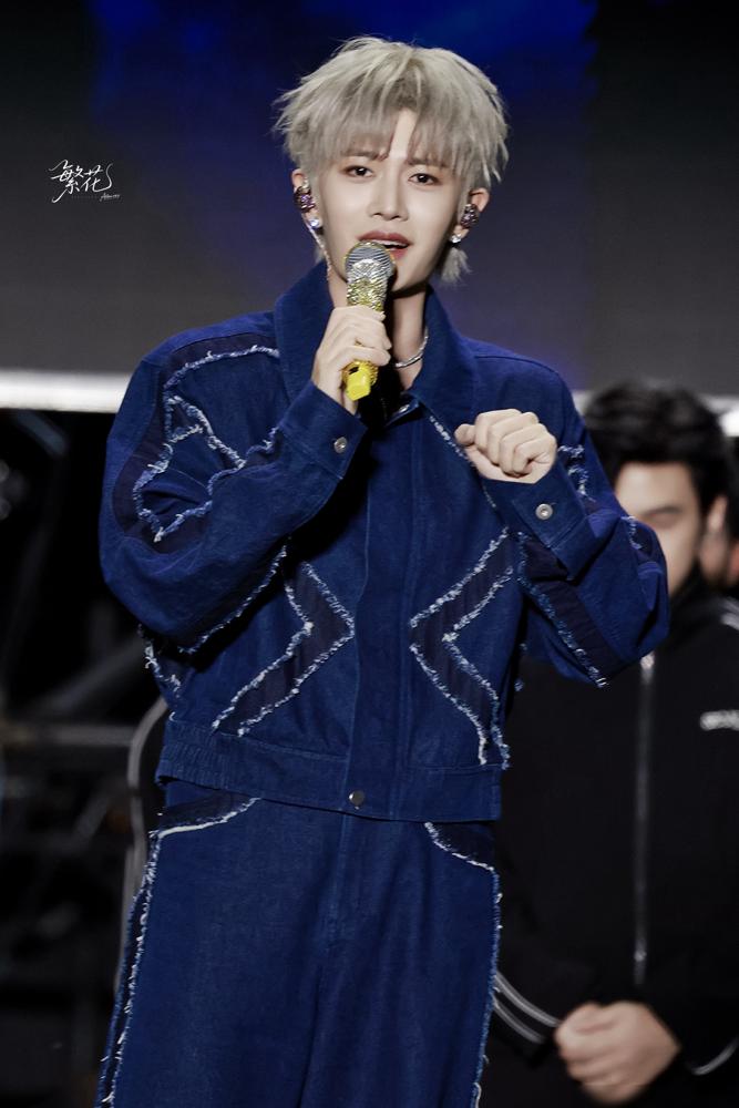 都以为任嘉伦就是个演戏的，结果氧气音乐节上，他一张嘴，全场都傻了。
央视认证的