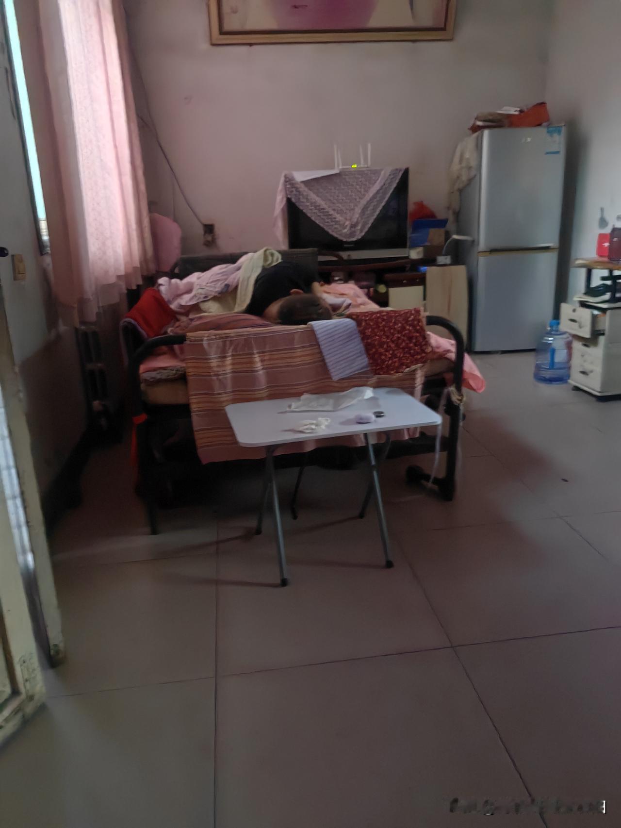 现在是早上的八点十分，刚给老公量了体温，38.5，下降了点，尿液也变清了一点。