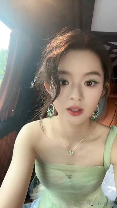 其实这已经不是耳环真假的问题了，最重要的是黄杨钿甜家里的那些事情，能否一一澄清，