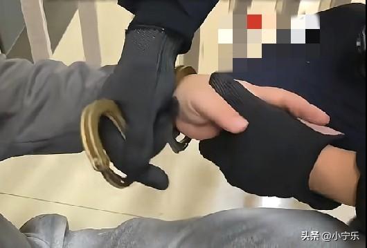 3月24日，2岁女童小曦生命垂危，正在服刑的父亲落泪割肝救女，民警连夜奔赴千里护