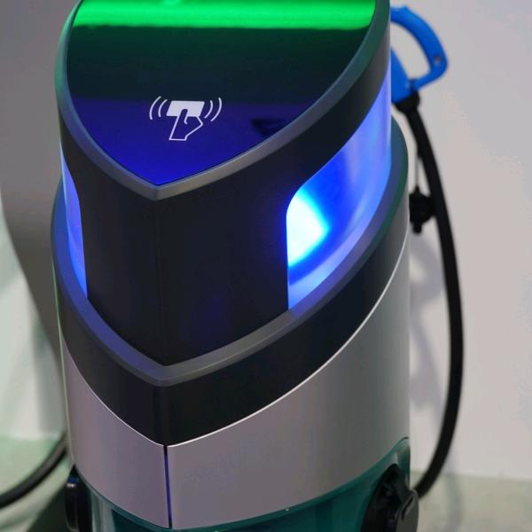 充电排队、找桩靠抢，新能源车主们的日常烦恼有救了！上海街头的导轨充电桩、移动充电