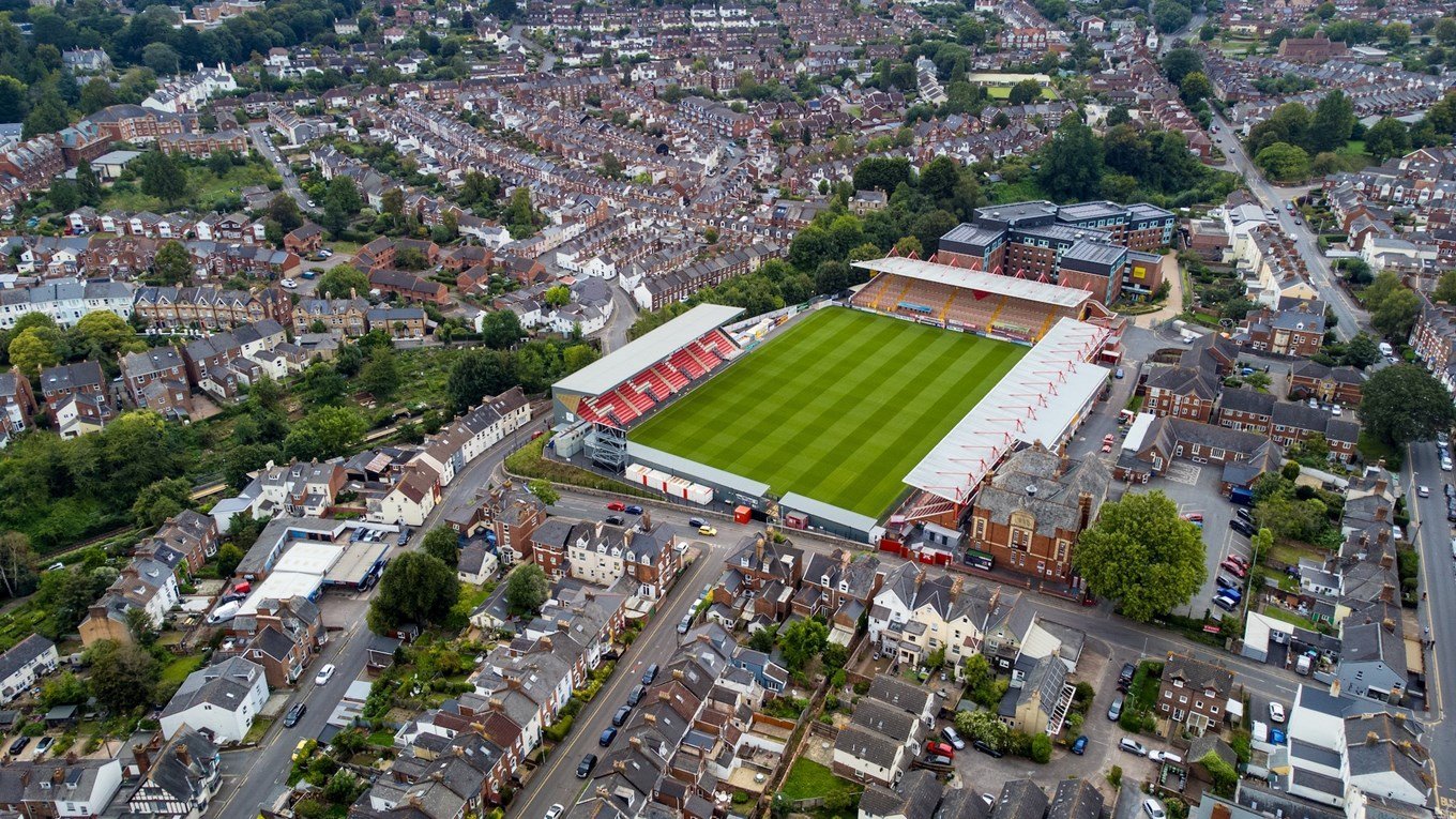 英甲球队埃克塞特城的主场，也叫圣詹姆斯公园球场，有西班牙球迷从伦敦自驾前往圣詹姆