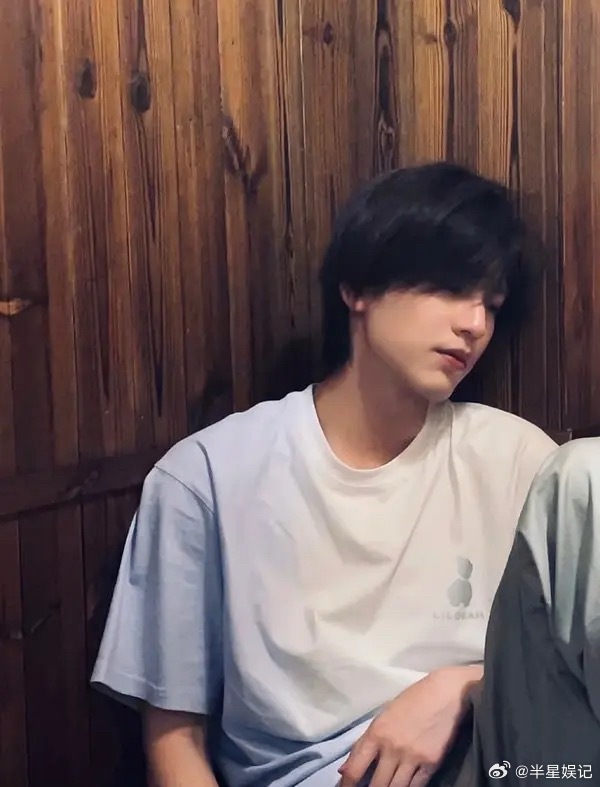 感觉张凌赫越素越好看啊不要涂粉底液了 