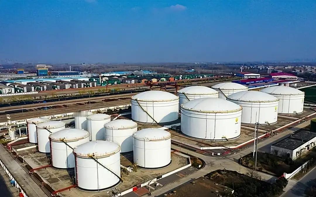 外媒纷纷报道，中国最近几个月，正在大力囤积石油，进口量甚至高达全球比例的九成。