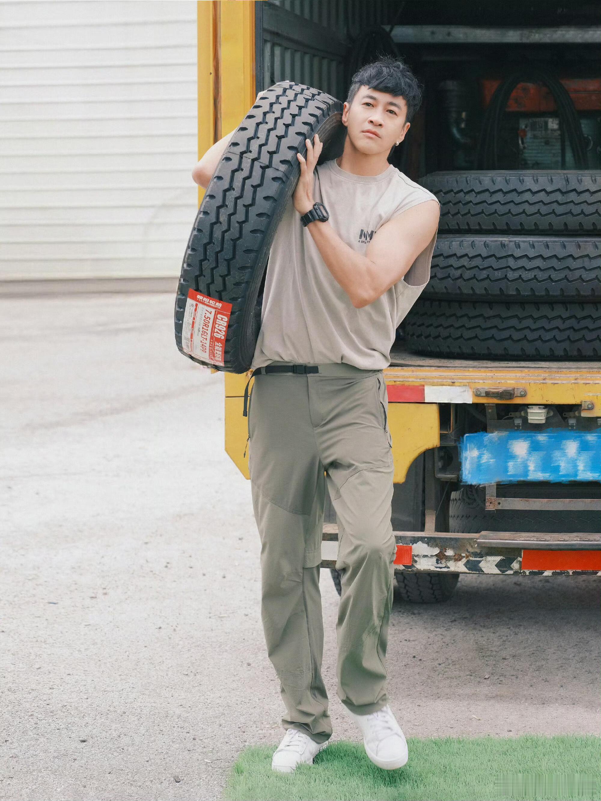 何润东头身比超好，就是步惊云的发型让我误以为他是大头了，其实头很小 