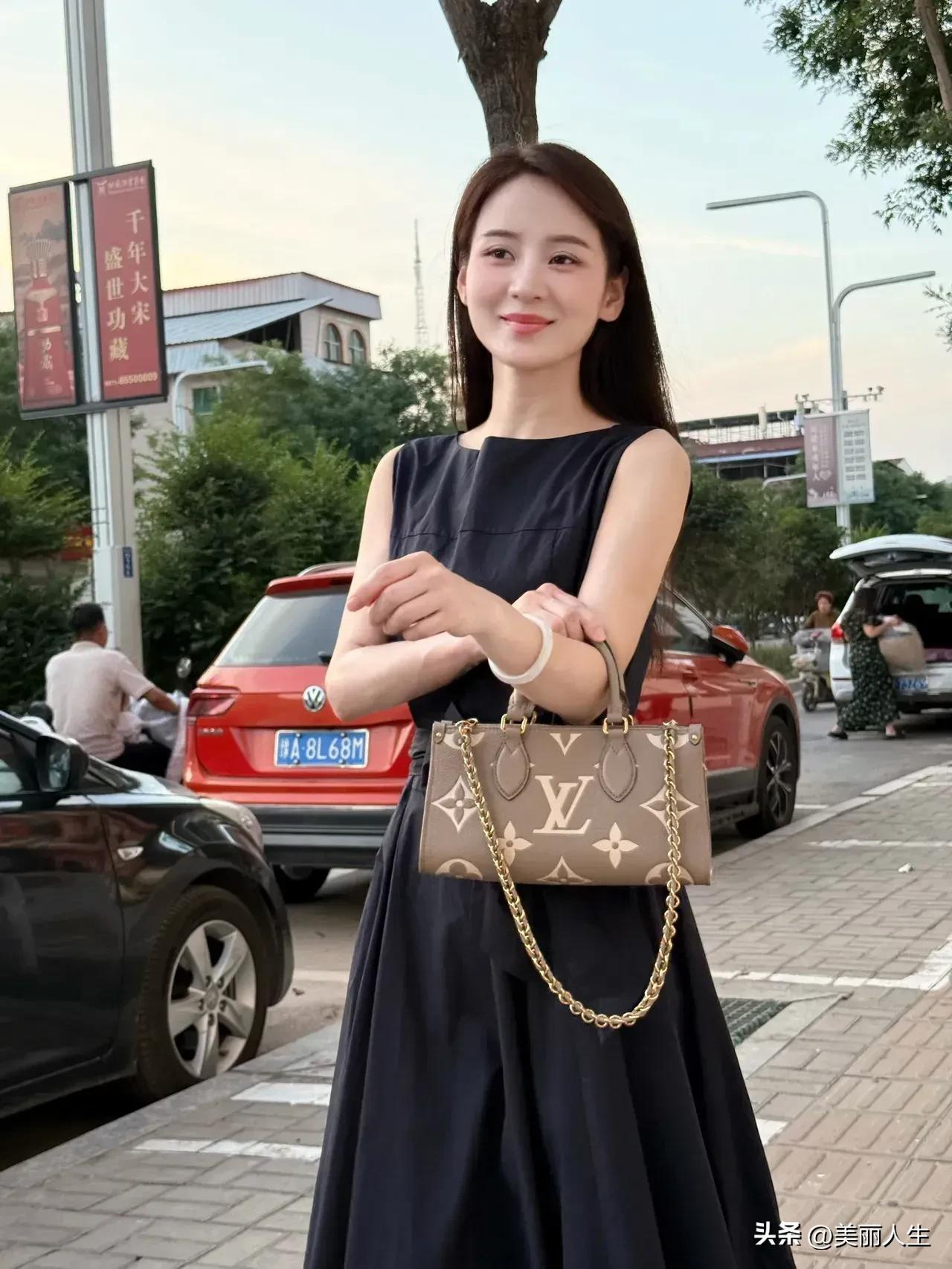 时光如流水，匆匆不回头。人生路漫漫，不必急于求成。心静如水，步履从容，每一步都留