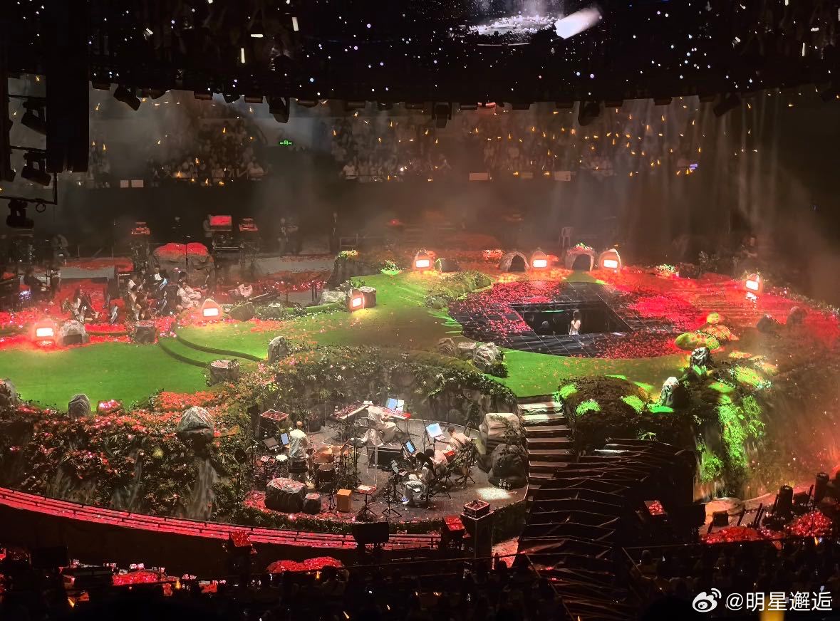 单依纯四面台舞美效果 狠狠爱上单依纯的四面台！梦幻蛋岛舞台宛如仙境，沉浸式光影随