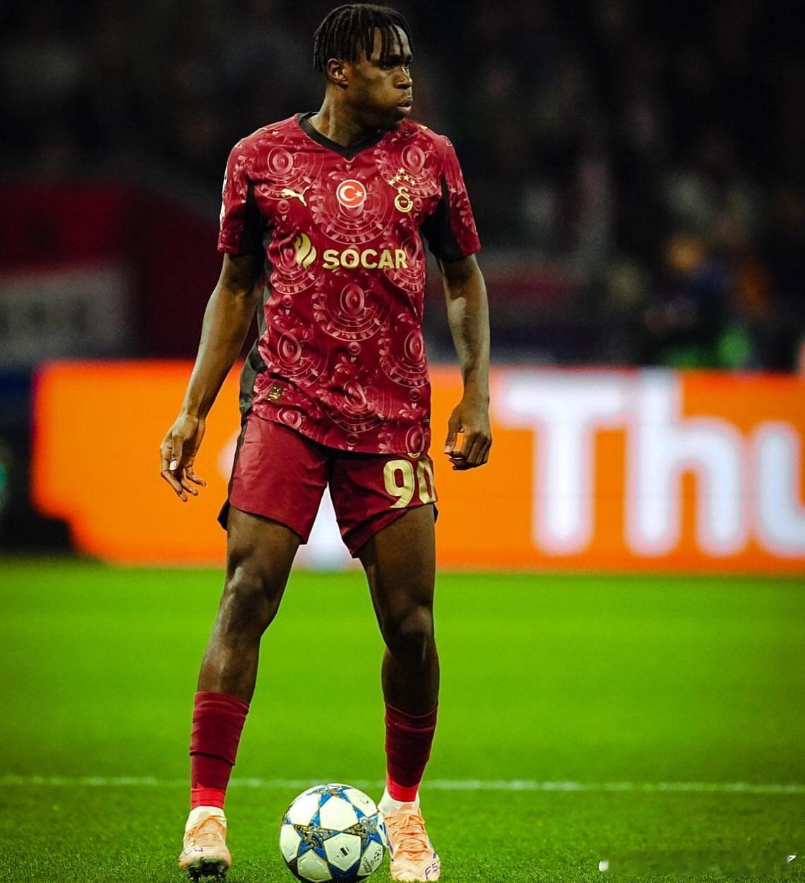 利物浦球探现身欧冠加拉塔萨雷3-0战胜阿贾克斯的赛场，重点考察了今夏以2640万