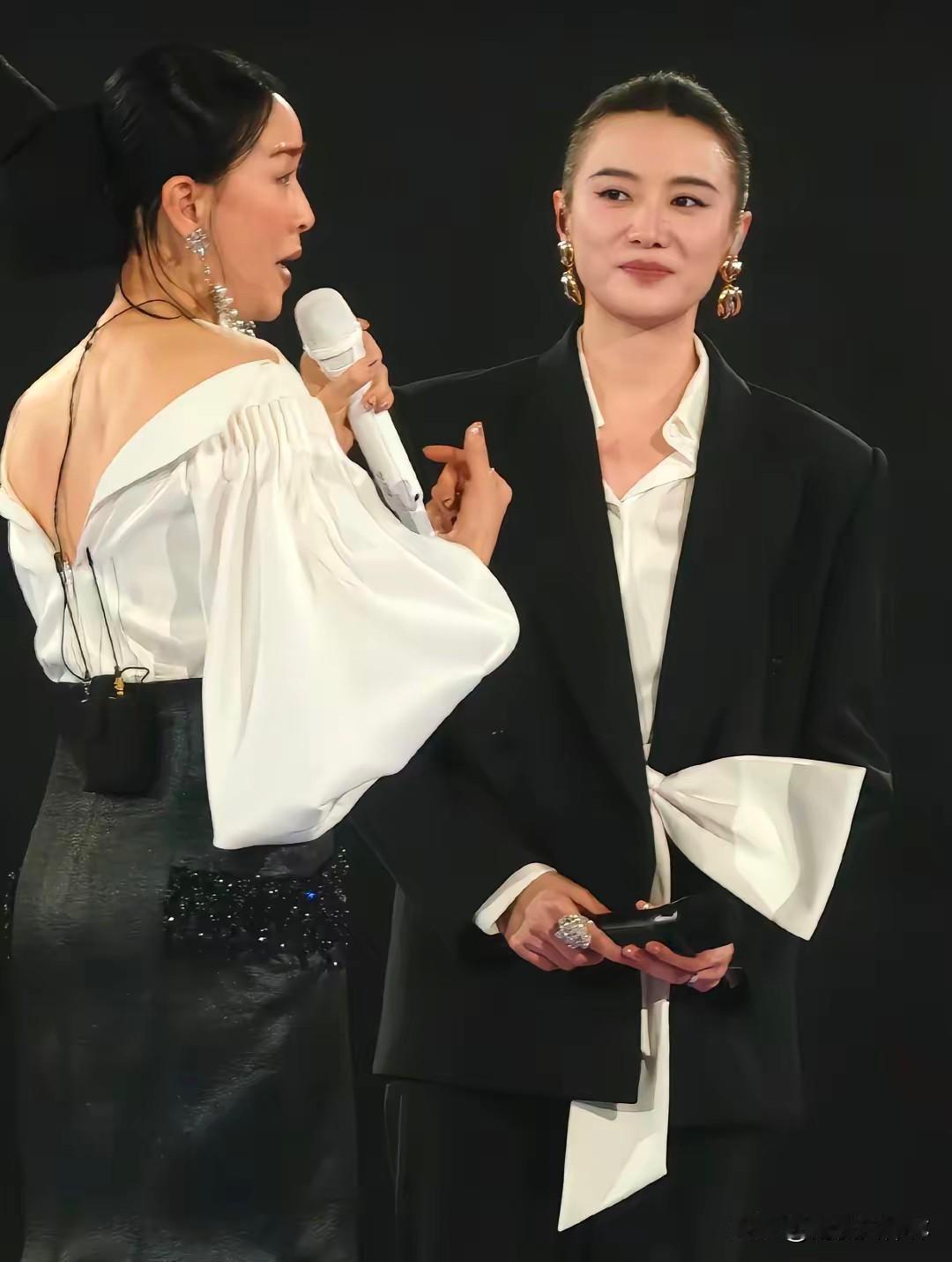 大家发现没，
那英南京演唱会的嘉宾阵容里，
宋佳是最特别的一个。

其他嘉宾要么
